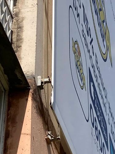 Кріплення банера на фасадну конструкцію