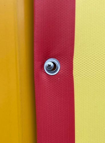 Банер на саморізах